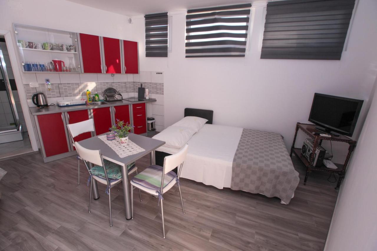 Apartments Damjan Brist Exterior photo